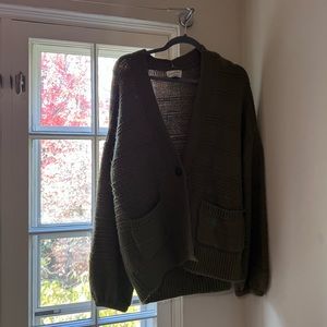 Oversized green cardigan from Target. Super comfy cardigan for every day use.